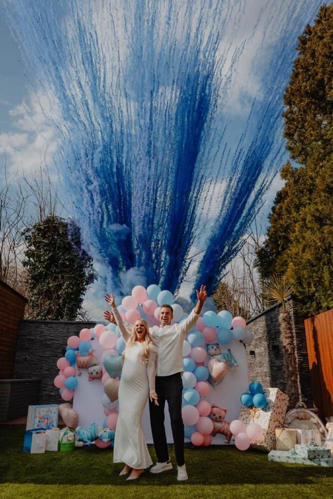 Babaváró tűzijáték füstbomba - babaváró buli i gender party a baba neme felfedésére 6 Babaváró buli gender party színes füsttel - Nappali Tűzijátékkal