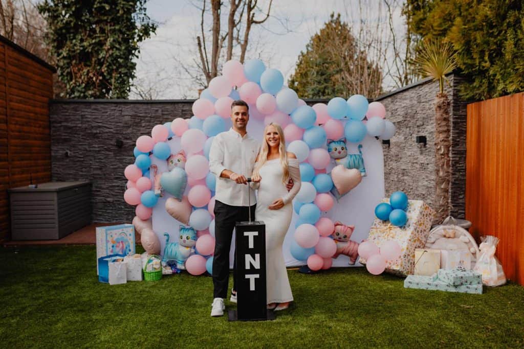 Babaváró tűzijáték füstbomba - babaváró buli i gender party a baba neme felfedésére 9 Babaváró buli gender party színes füsttel - Nappali Tűzijátékkal