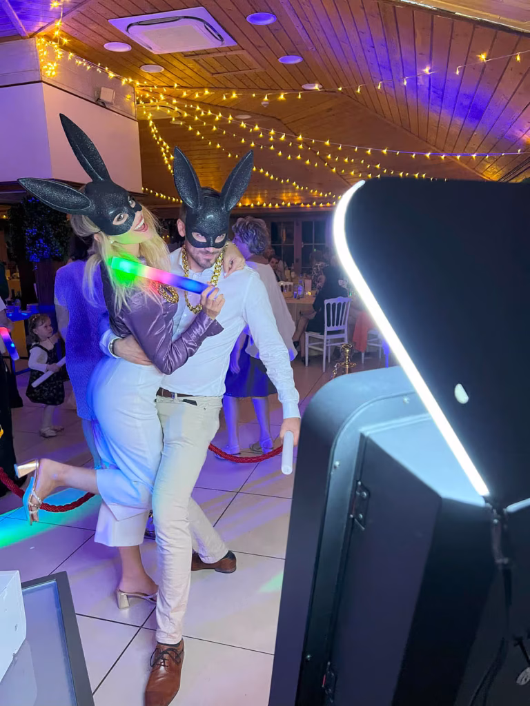 Szelfigép és selfie tükör bérlés esküvőre - miért imádják a vendégek? 5 Selfie Tükör esküvőre