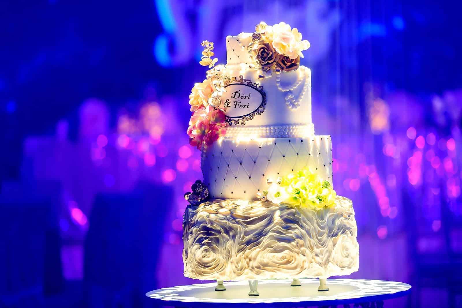 Menyasszonyi torta: divat még? Esküvői torta trendek, amikből igazi show lesz 1 Háromrétegű esküvői torta virágdíszekkel és gyöngyökkel.