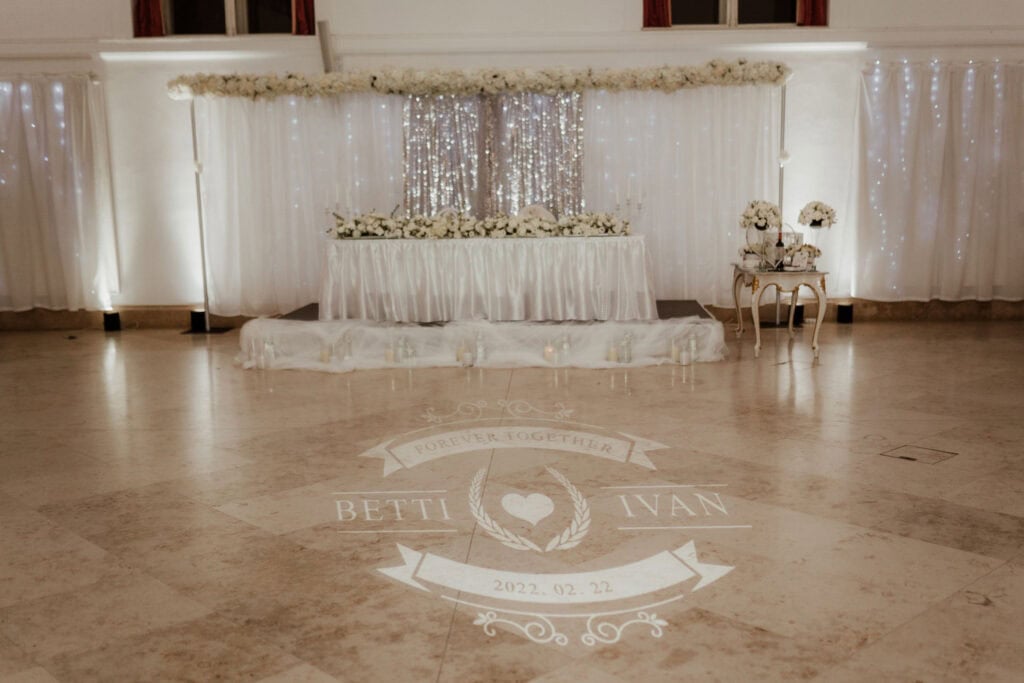 Betti & Ivan név kivetítése a főasztal előtt