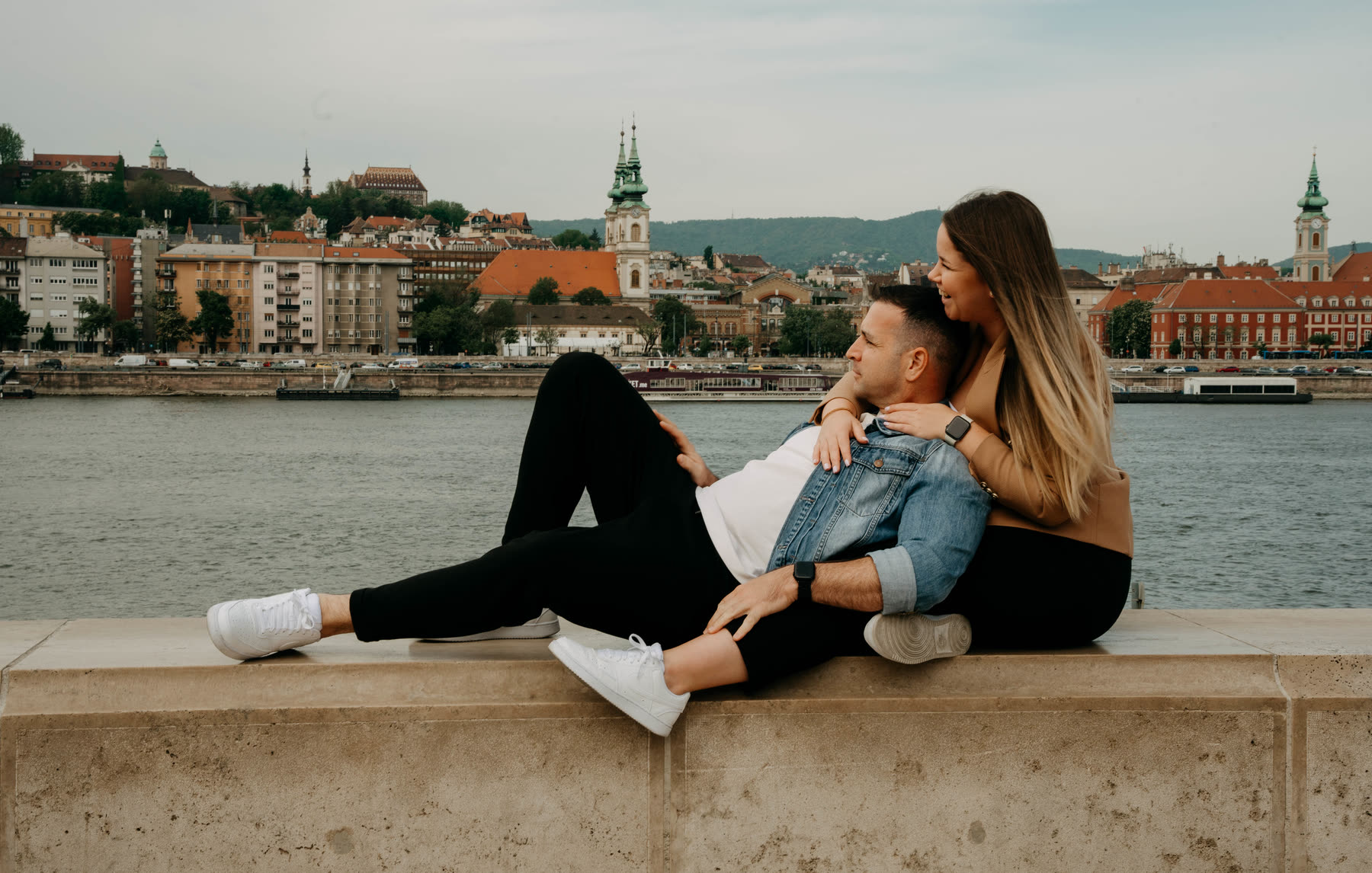 Online esküvői meghívó minta - feree & dóri 7 Feree és Dóri a rakparton pihen, háttérben a budai oldal