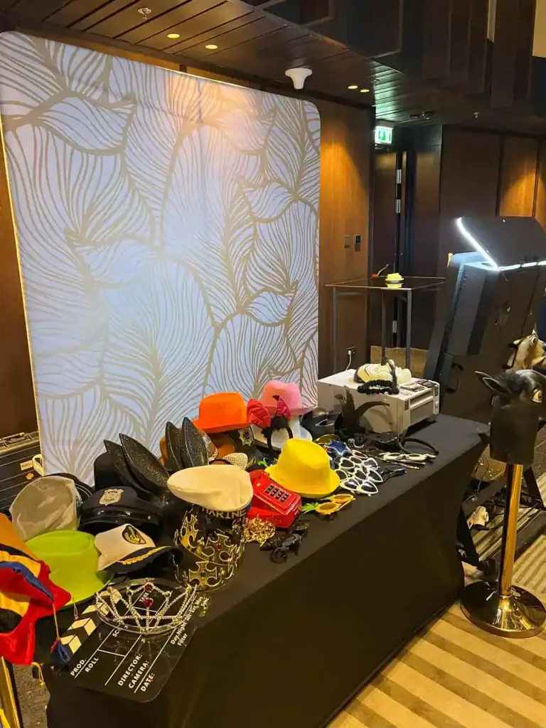 Szelfigép és selfie tükör bérlés esküvőre - miért imádják a vendégek? 4 Szelfi gép és selfie tükör a rendezvényen, sok kiegészítővel és kellékkel a jó hangulatért.