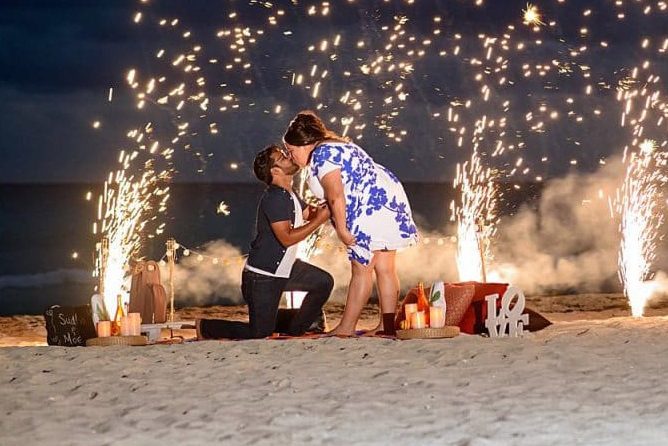 Romantikus lánykérés a tengerparton szikragépekkel