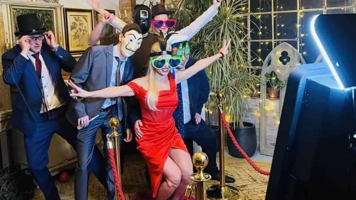 Vidám vendégek a selfie gépnél és tükörképen az esküvőn.